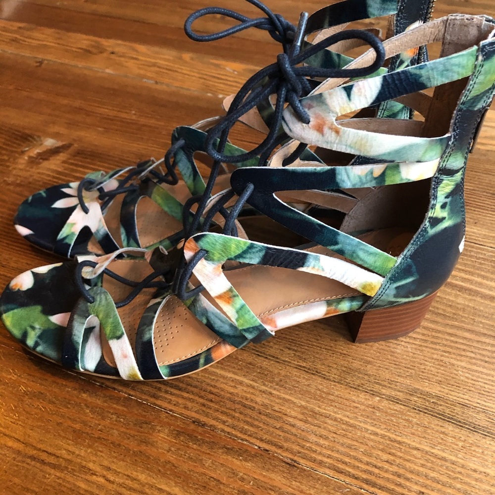 Corso como floral sandal